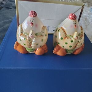Vintage Mother Hen salt and pepper  shakers. NIB